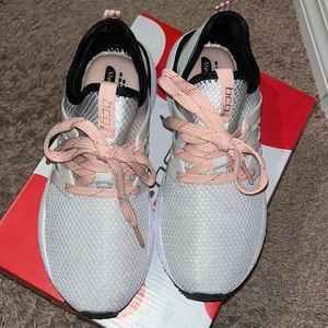 Women tennis shoes size 6